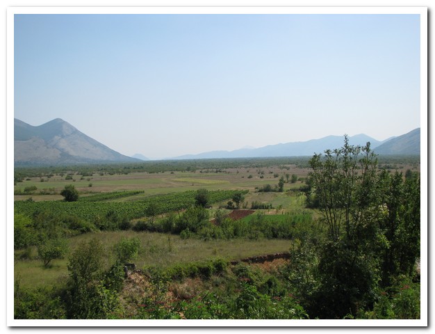 Blick ins Tal und auf die Berge bei Stolac