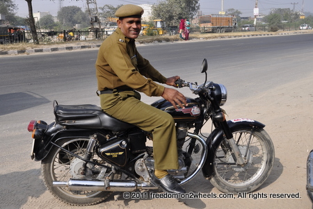 Der Poilzist auf seiner Royal Enfield