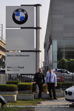 Bei BMW in New Delhi alt
